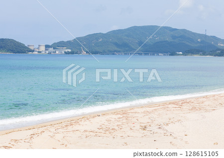 福井縣美濱市美麗的海灘和核電廠 128615105