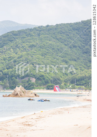 福井縣美濱市美麗的海灘風景 福井縣美濱市美麗的海灘風景 128615342