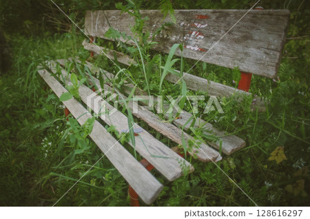 破舊的公園長椅 破舊的公園長椅 128616297