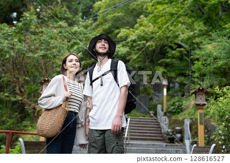 Inbound tourists standing in front of the torii gate 128616527