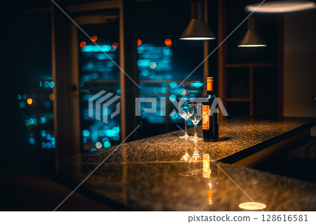 酒吧櫃檯上的葡萄酒和酒杯，可欣賞夜景 128616581