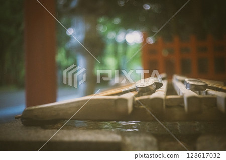 Shinto shrine of the shrine's water shop Shinto shrine of the shrine's water shop 128617032