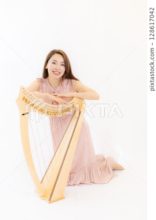 一位熱愛音樂與小豎琴的女人 一位熱愛音樂與小豎琴的女人 128617042