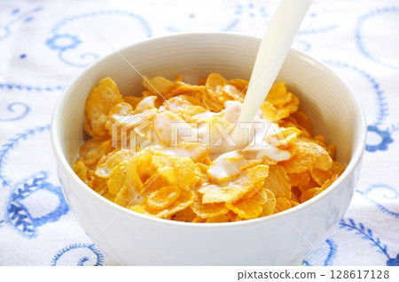 玉米片－早餐吃玉米片加大量牛奶 128617128