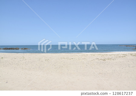 夏季是日和山海灘游泳的季節 128617237