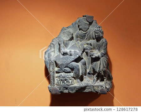 巴基斯坦犍陀羅首都白沙瓦博物館展出的佛陀生平雕塑 128617278