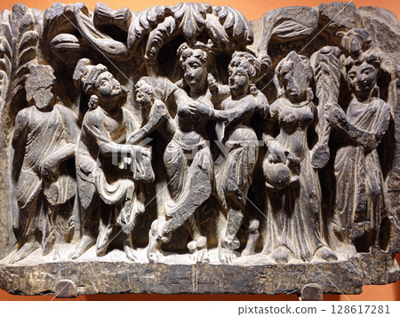 巴基斯坦犍陀羅首都白沙瓦博物館展出的佛陀生平雕塑 巴基斯坦犍陀羅首都白沙瓦博物館展出的佛陀生平雕塑 128617281