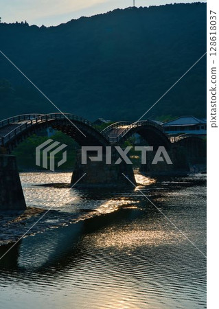 Kintai-kyo Bridge at dusk 128618037