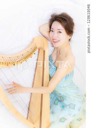 喜歡小藥草和音樂的年輕女子 喜歡小藥草和音樂的年輕女子 128618046
