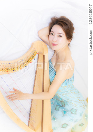 喜歡小藥草和音樂的年輕女子 128618047