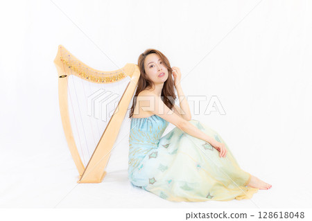 A young woman who likes small herbs and music A young woman who likes small herbs and music 128618048