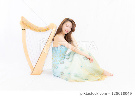 喜歡小藥草和音樂的年輕女子 喜歡小藥草和音樂的年輕女子 128618049