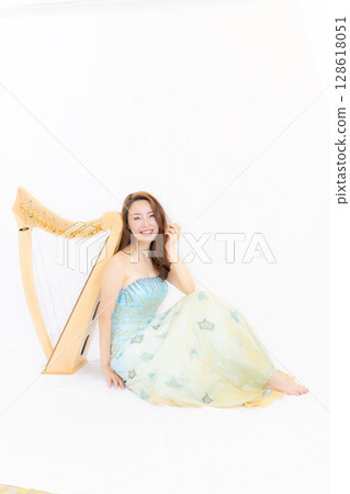 喜歡小藥草和音樂的年輕女子 128618051