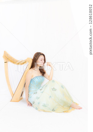 喜歡小藥草和音樂的年輕女子 128618052