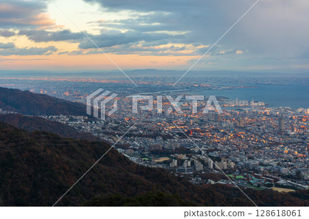 兵庫縣神戶的冬天：黃昏時分從草瀨台眺望的景色 128618061