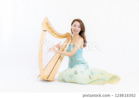 喜歡小藥草和音樂的年輕女子 喜歡小藥草和音樂的年輕女子 128618302