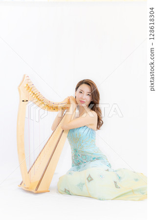 A young woman who likes small herbs and music 128618304