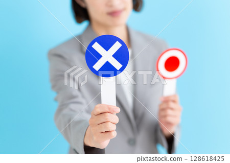 中年女商界女性手持圓形 X 標誌 128618425