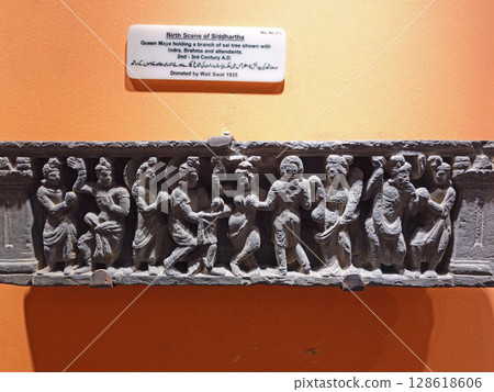巴基斯坦白沙瓦博物館展出的犍陀羅佛教雕塑浮雕描繪了佛陀一生的場景。 巴基斯坦白沙瓦博物館展出的犍陀羅佛教雕塑浮雕描繪了佛陀一生的場景。 128618606