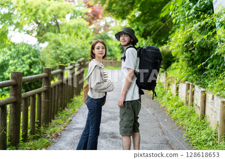 入境遊客享受徒步旅行 128618653