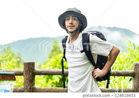 Inbound tourists enjoying hiking 128618655
