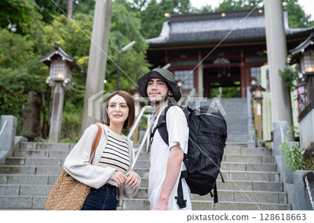 站在神社參拜道上的入境遊客 128618663