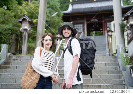站在神社參拜道上的入境遊客 128618664