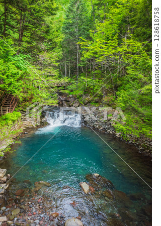 The pool downstream of Zengoro Falls [Norikura Plateau] 128618758
