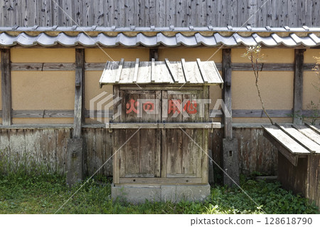 Iwami Ginzan Townscape District Old-fashioned construction covering the walls of old houses and fire hydrants 128618790