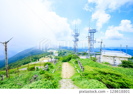佐賀縣神埼市脊振山山頂的夏日景色 128618801