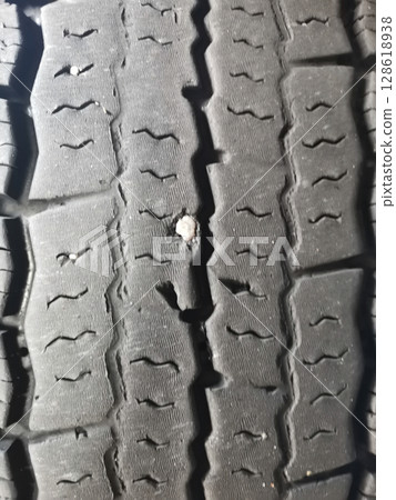 大型貨車輪胎爆胎漏氣 128618938