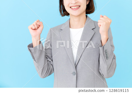 中年女商人樂意穿西裝 128619115