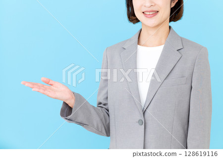 穿西裝的中年女性女商人 128619116