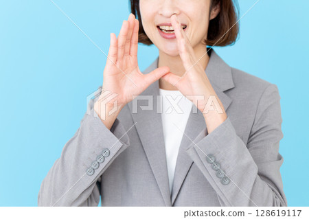 一位身著西裝的中年女商界女性歡呼 128619117