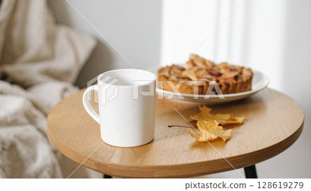 安靜的時刻，白色杯子和桌上的秋葉 128619279