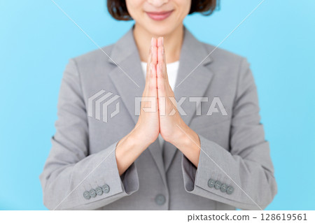 一位身著西裝的中年女商人提出請求 128619561