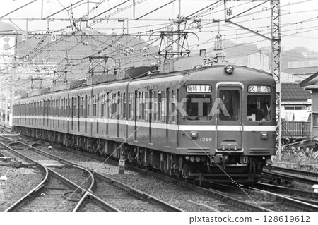 Keikyu old 1000 series, 1369 and 8 other cars, limited express, Kanazawa-Hakkei, November 21, 1982 128619612