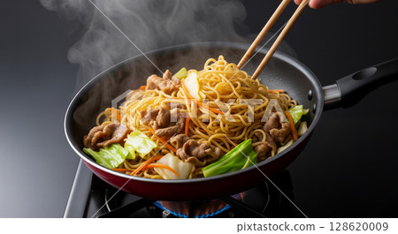 用平底鍋做炒麵 用平底鍋做炒麵 128620009