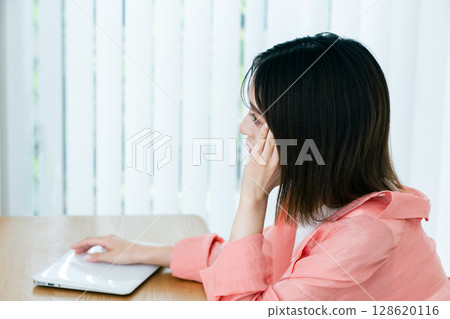 數字疲勞的年輕女性 128620116