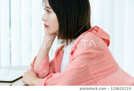 數字疲勞的年輕女性 128620119