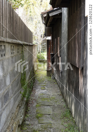 石見銀山街道 古民居與城牆之間的小巷 石見銀山街道 古民居與城牆之間的小巷 128620122