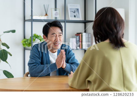 A couple fight 128620233