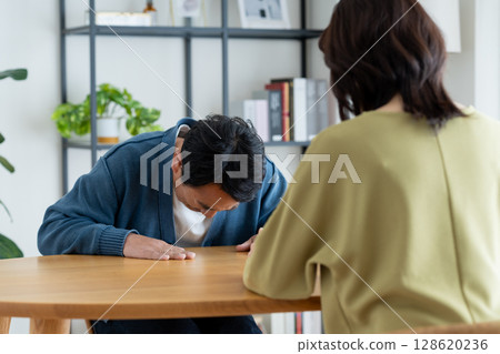 A couple fight A couple fight 128620236