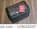 護照和手提箱 128620247