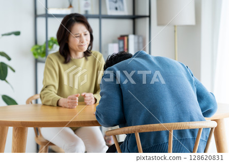 A couple fight A couple fight 128620831