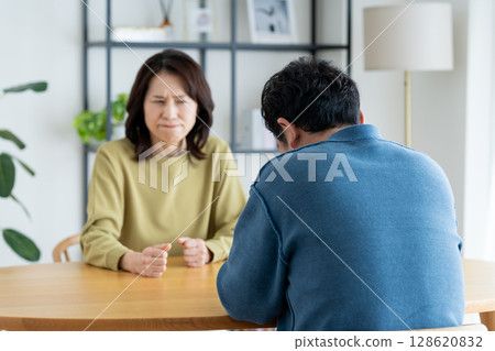 A couple fight 128620832