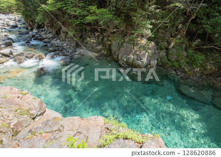 Trekking in Nagano Atera Valley 128620886