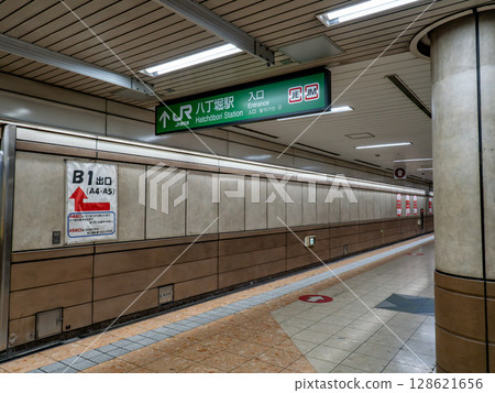 JR東日本「八丁堀站」地下道站名顯示 JR東日本「八丁堀站」地下道站名顯示 128621656