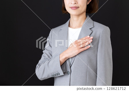 中年女商界女性將手放在胸前 128621712