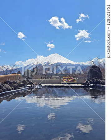 Vertical outdoor park, mount Fuji mountain in Japan countryside Vertical outdoor park, mount Fuji mountain in Japan countryside 128621751
